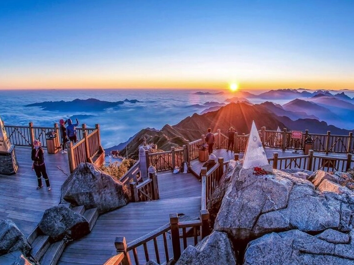 Khung cảnh thị trấn Sa Pa mờ sương