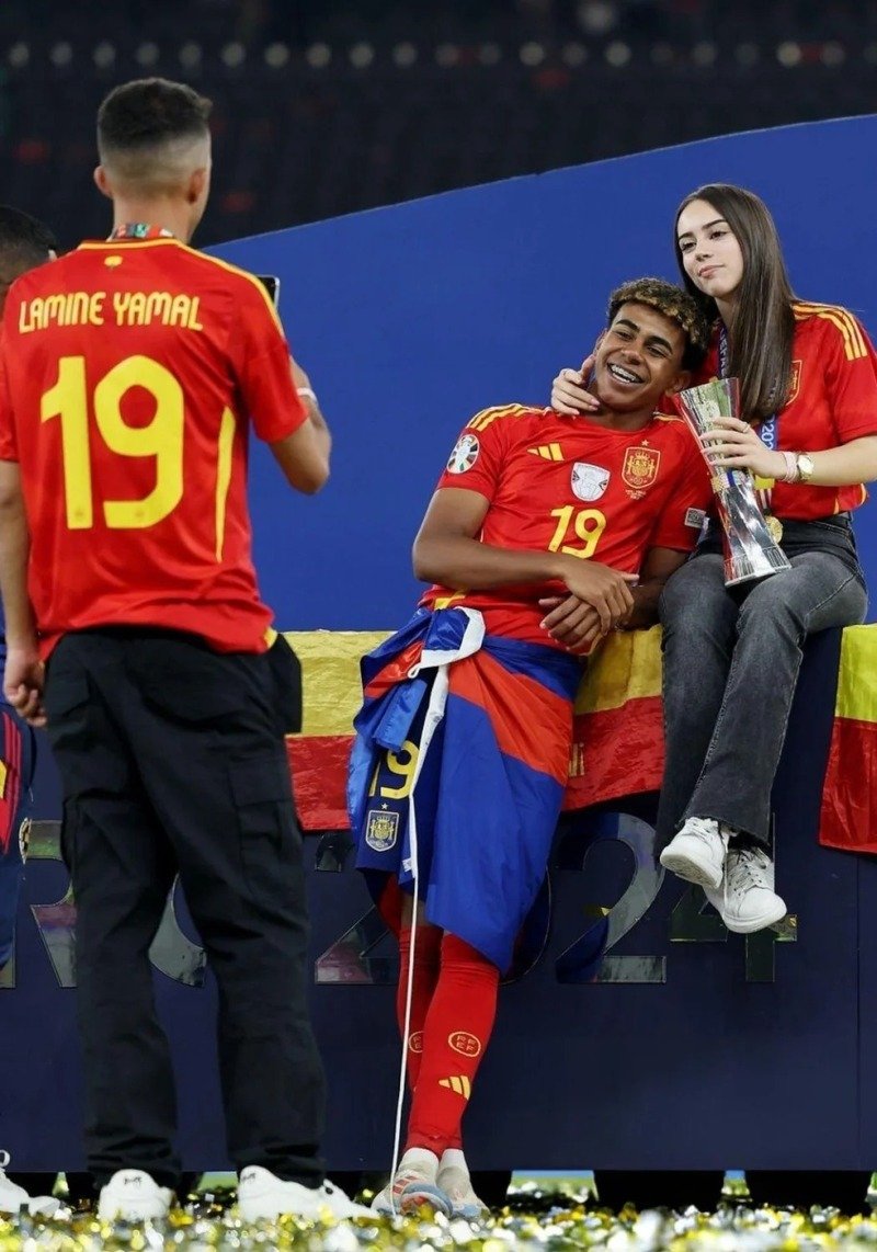 lamine yamal và bạn gái 23