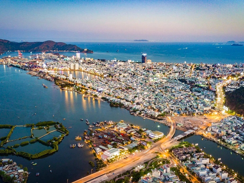 Món bánh xèo tôm nhảy hấp dẫn của Quy Nhơn