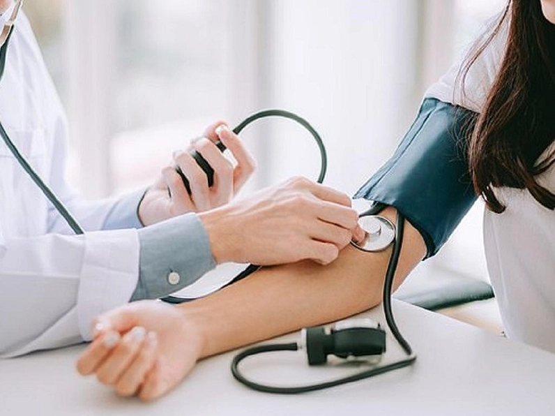 Nếu đã tìm hiểu tụt huyết áp uống gì và có biện pháp hỗ trợ tại nhà mà không cải thiện chỉ số, người bệnh nên khám bác sĩ chuyên khoa để tìm nguyên nhân