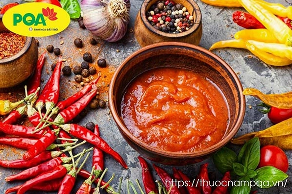 người bị chảy máu cam hạn chế đồ ăn cay nóng