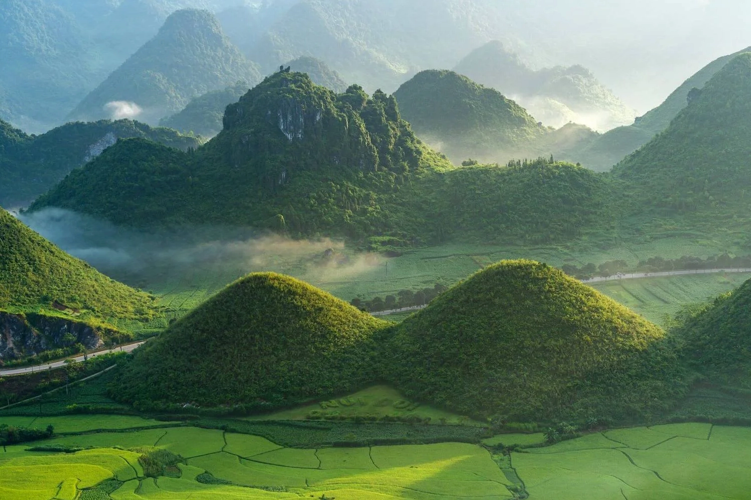 Người dân địa phương bên cạnh Núi Đôi Quản Bạ