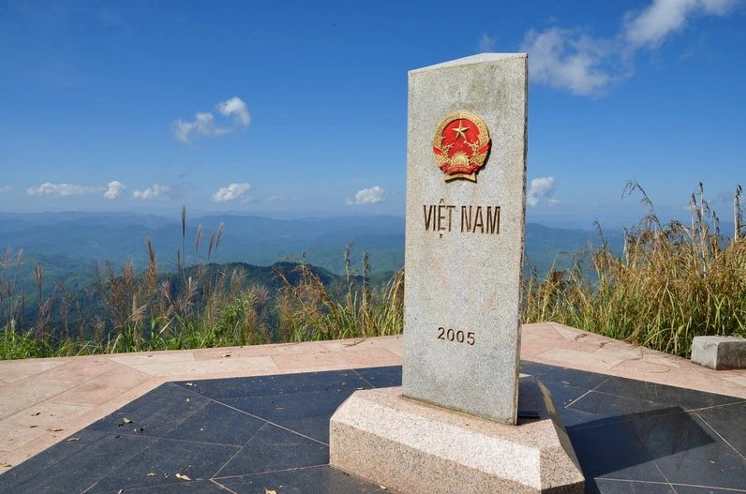 Người dân Lũng Cú bên Cột cờ