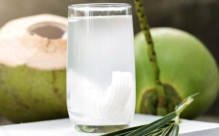 Nước dừa là món nên ăn khi bị cảm cúm.