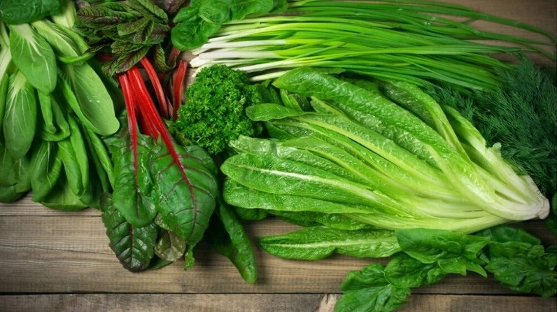 Rau xanh luộc hoặc nấu canh hỗ trợ hạ nhiệt cơ thể hiệu quả