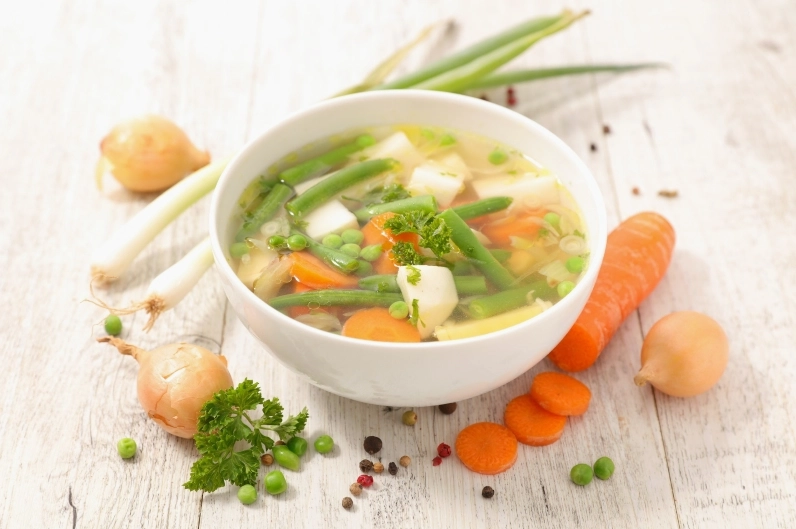 Súp rau củ là một trong các món ăn cho người đầy bụng được ưa chuộng