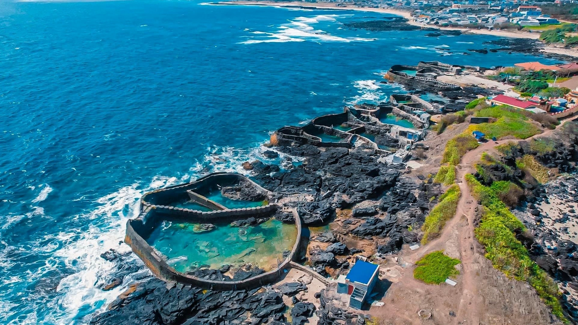Tàu di chuyển ra Đảo Phú Quý