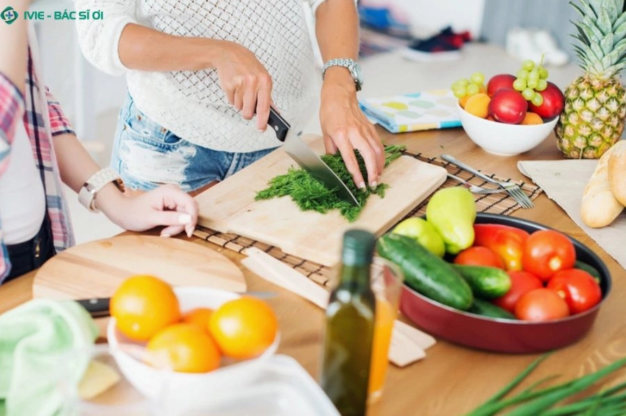 Thực đơn với cháo thịt nạc, cơm và cá hấp giúp dễ tiêu hóa