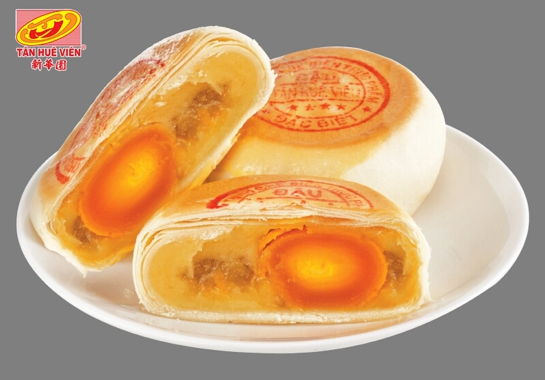 Thưởng thức bánh pía cùng tách trà nóng