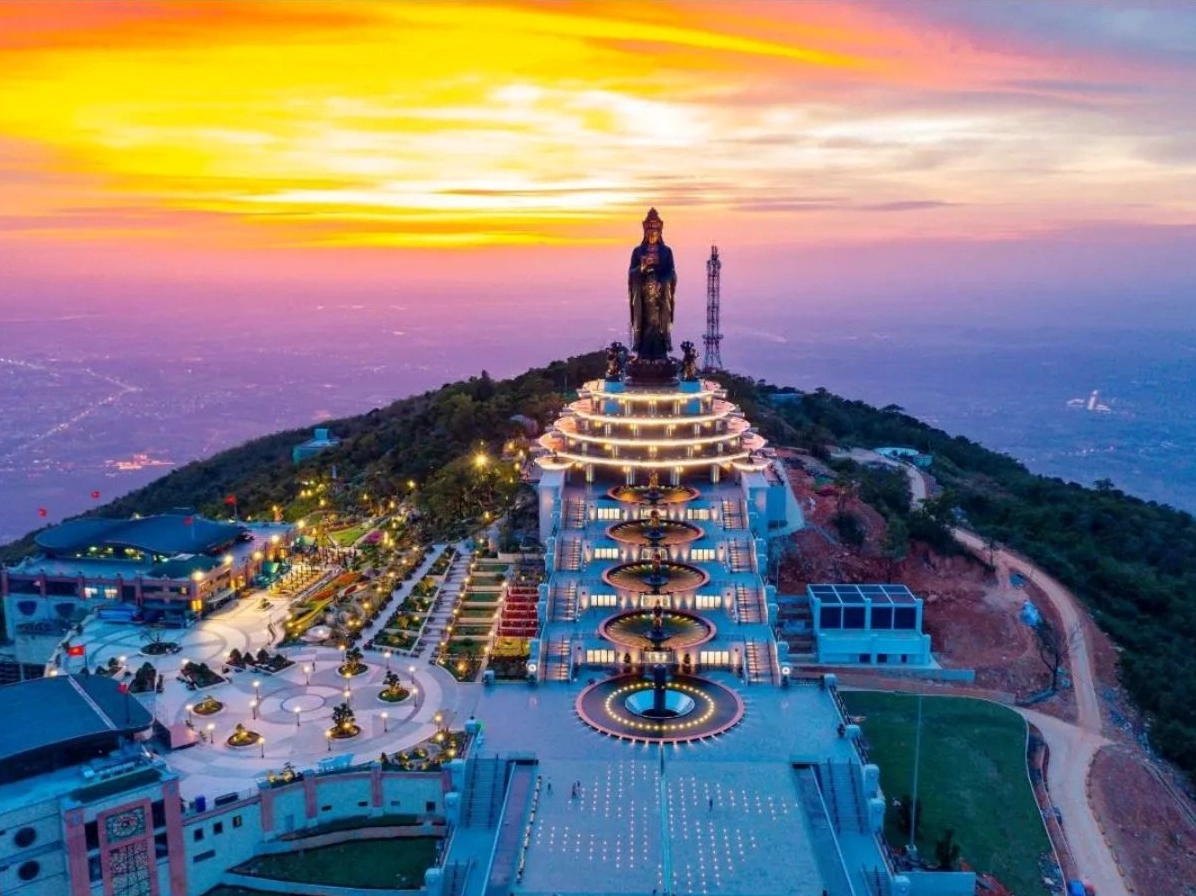 Toàn cảnh Núi Bà Đen nhìn từ xa