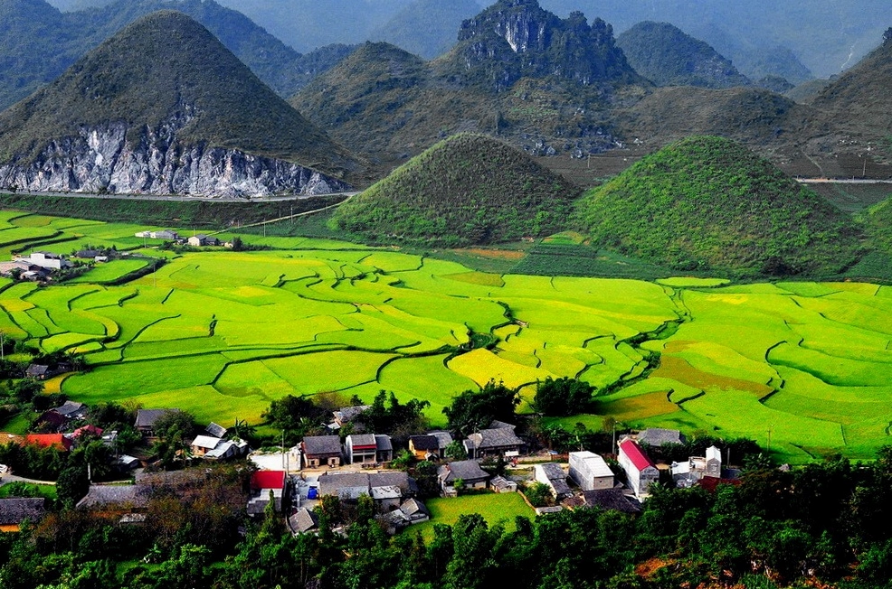 Toàn cảnh Núi Đôi Quản Bạ nhìn từ xa