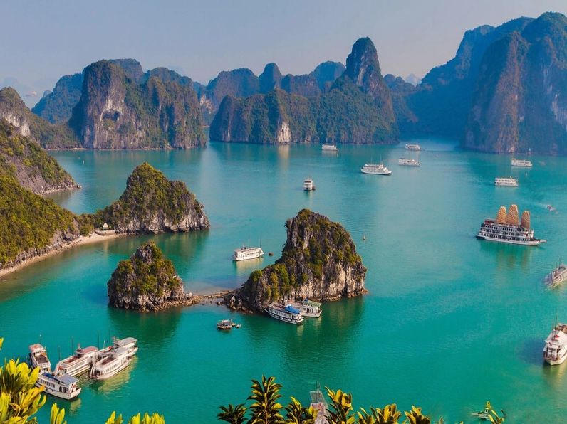 Toàn cảnh Vịnh Hạ Long với hàng ngàn đảo đá vôi