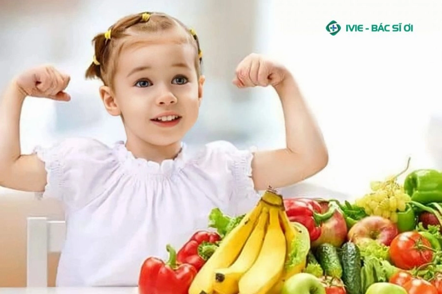 Trẻ bị ngộ độc thức ăn nên làm gì? Bổ sung thêm hoa quả, vitamin cần thiết cho trẻ