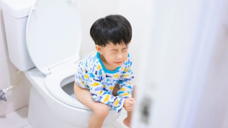 Trẻ bị táo bón nên ăn gì? Top thực phẩm vàng giúp con đi ngoài dễ dàng