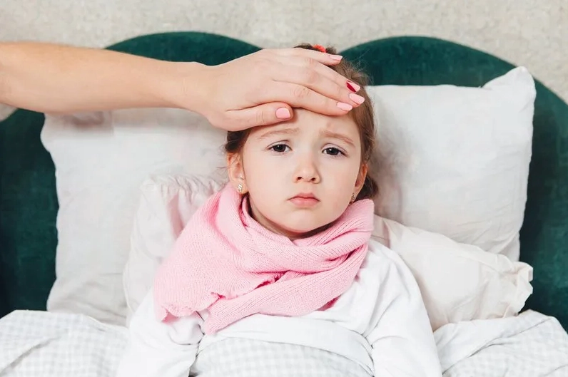 trẻ em bị sốt nên ăn gì