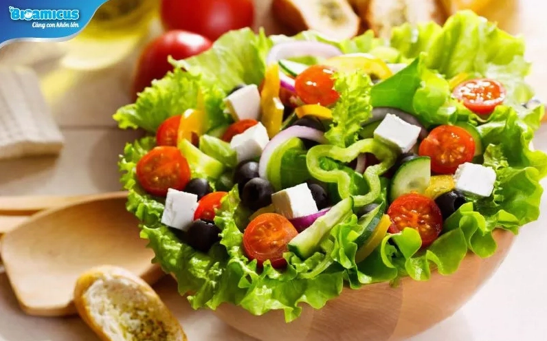 Trẻ rối loạn tiêu hóa nên ăn rau xanh để bổ sung chất xơ