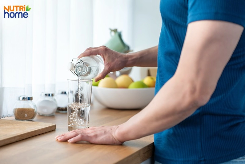 Uống đủ nước là nguyên tắc vàng cho sức khỏe gan