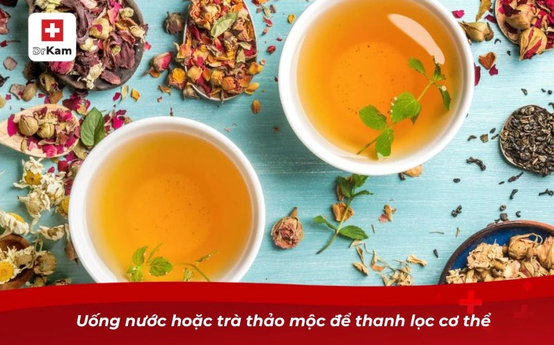 Uống nước hoặc trà thảo mộc để thanh lọc cơ thể