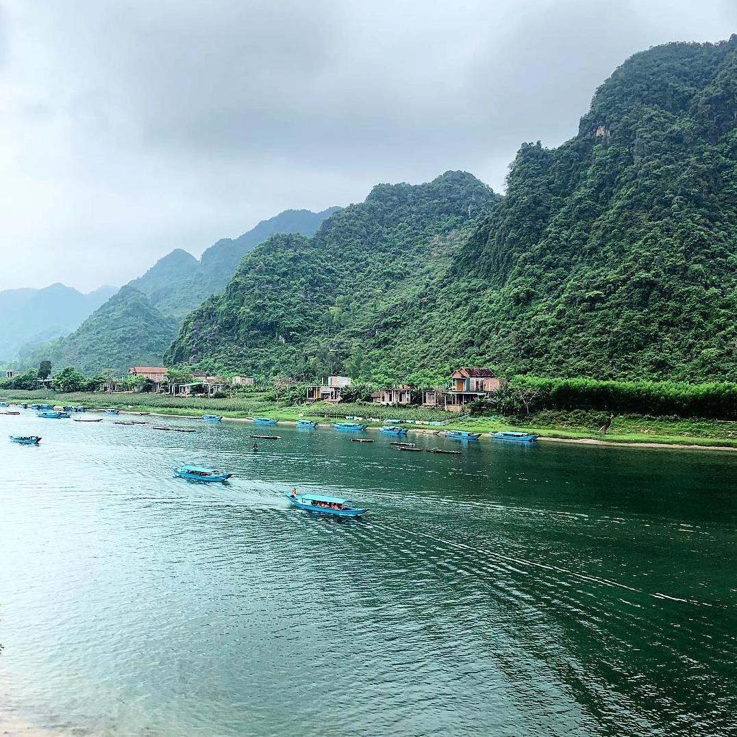 Vẻ đẹp lung linh của thạch nhũ trong hang động
