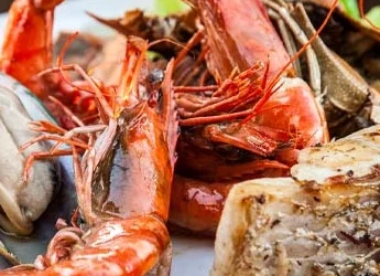 Ăn hải sản nên uống nước gì? Bí kíp giải độc & tiêu hóa tốt