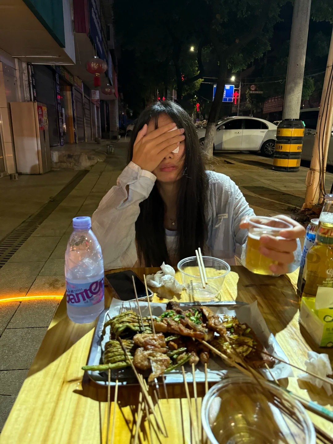 ảnh con gái khóc che mặt