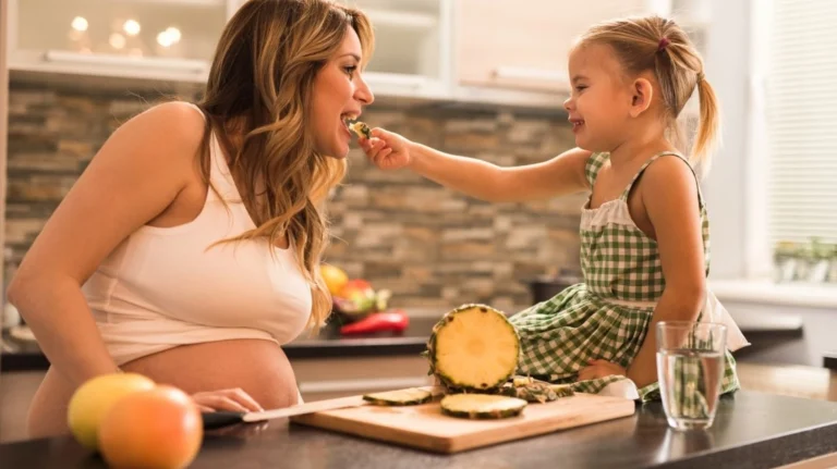 Bà Bầu Ăn Dứa Tháng Thứ Mấy? Lợi Ích & Lưu Ý Quan Trọng