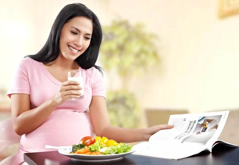 Bà bầu đang chọn thực phẩm tốt cho bà bầu ốm nghén