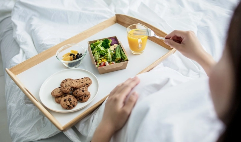 Bà bầu thưởng thức bữa ăn lành mạnh