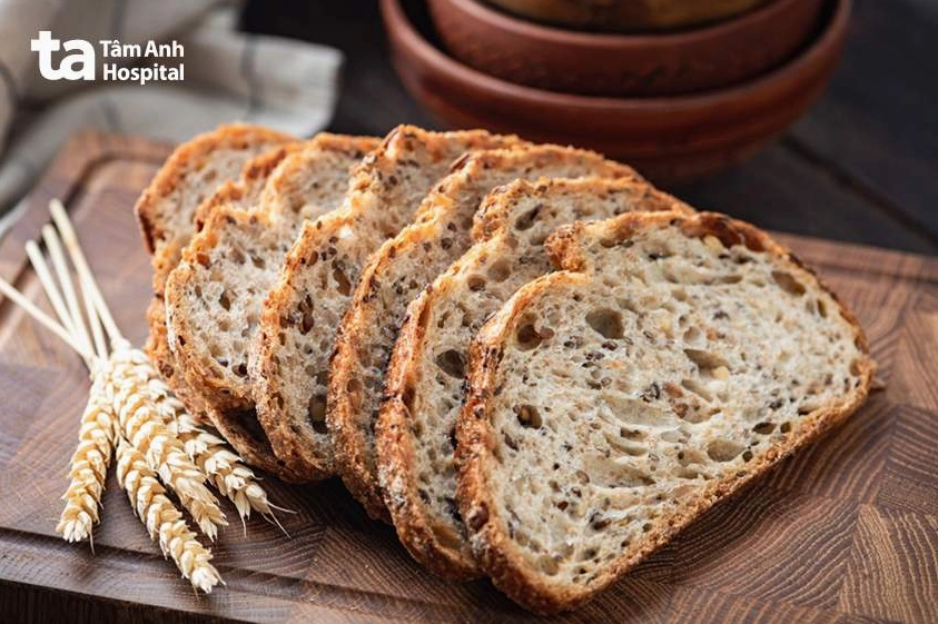 Bánh mì ngũ cốc là lựa chọn phù hợp cho bữa sáng giảm mỡ bụng
