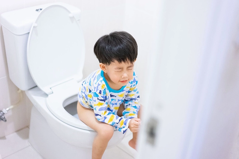 Bé bị rối loạn tiêu hóa thường gặp những biểu hiện như: nôn trớ, khó tiêu, táo bón, đi phân sống, phân lỏng,…