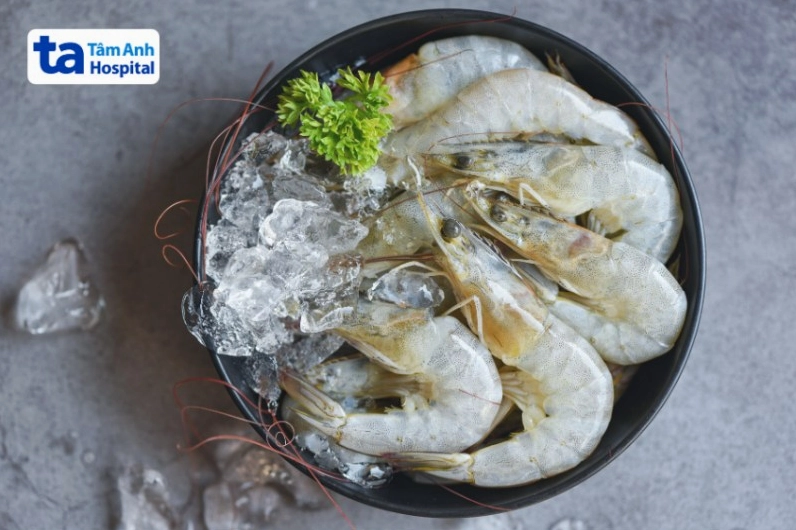 Bị gãy xương ăn tôm có tốt không?