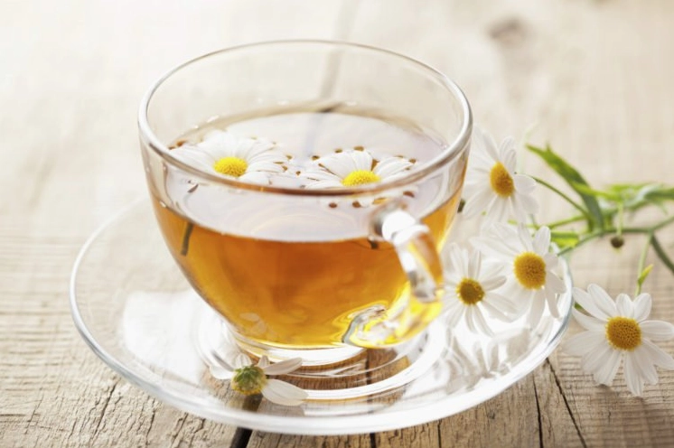 Bị tiêu chảy nên ăn gì? Trà hoa cúc có thể giúp làm dịu hệ tiêu hóa.