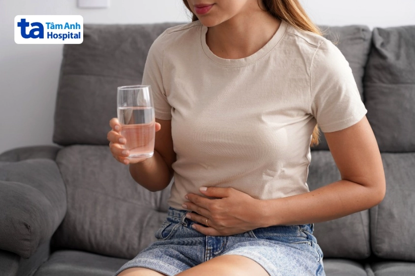 bị trúng thực nên ăn uống gì_ người bệnh nên uống nhiều nước để thúc đẩy quá trình hồi phục