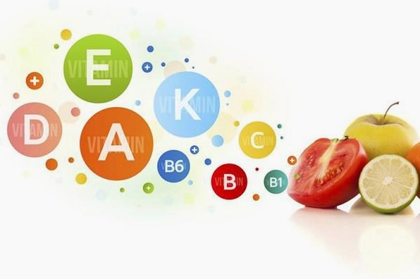 Bổ sung vitamin từ rau xanh và trái cây giúp vết nhiệt miệng nhanh lành