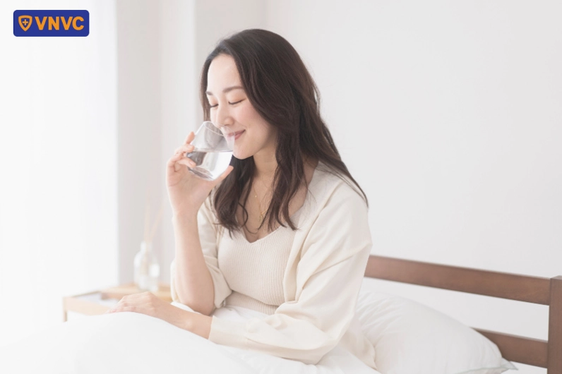 Bù nước và điện giải là yếu tố then chốt khi bị tiêu chảy.