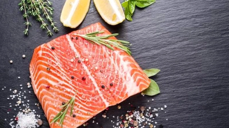 Cá hồi giàu axit béo omega-3 có tác dụng chống viêm