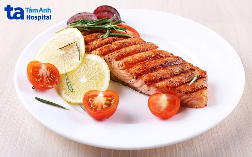 Cá hồi giàu omega-3, loại axit béo tốt cho người có mức cholesterol cao