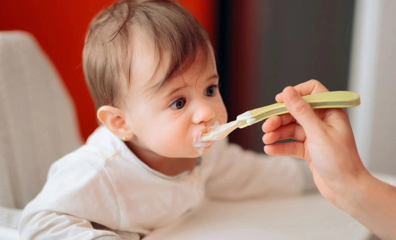 Cho bé ăn sữa chua lúc nào là tốt​? Tư vấn của chuyên gia