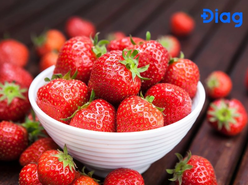 Dâu tây là thực phẩm chứa nhiều vitamin và khoáng chất.