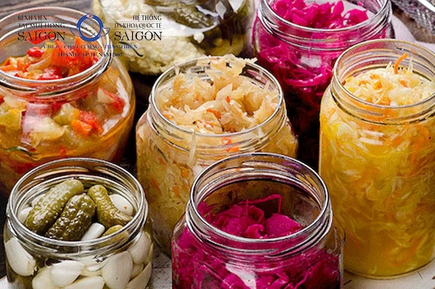 Đồ chua, kim chi làm tăng axit trong dạ dày.