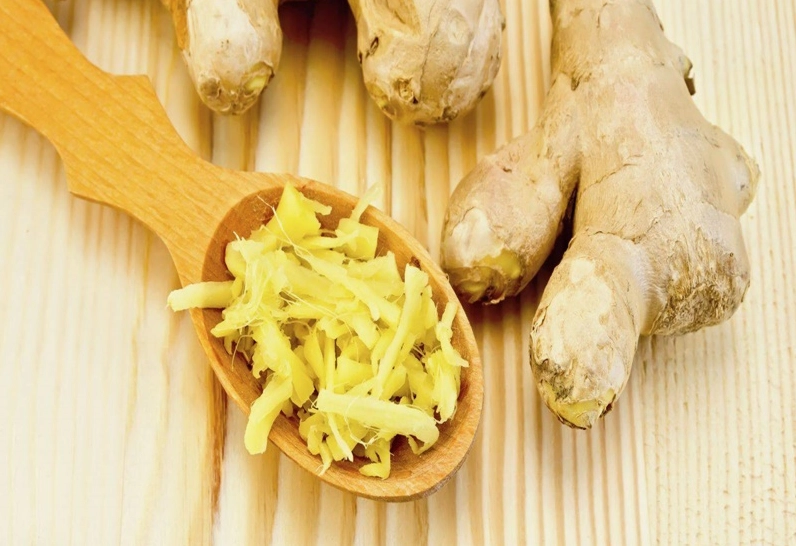 Gừng là một loại thực phẩm tốt cho người bị cúm A, giúp làm ấm cơ thể và giảm triệu chứng.