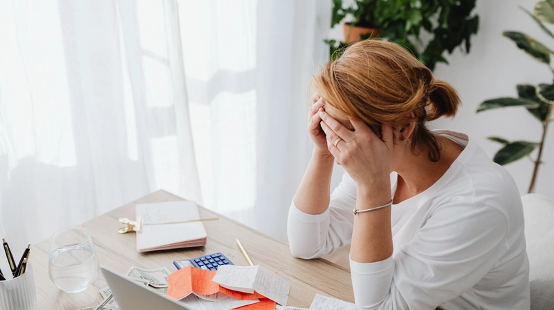 Hạ natri máu nặng có thể dẫn đến co giật, phù não, hôn mê và đe dọa tính mạng nếu không được điều trị kịp thời
