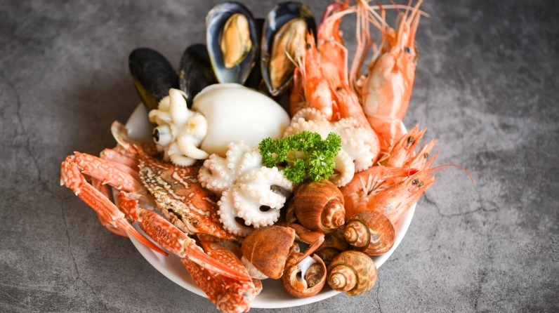 Hải sản là nhóm thực phẩm được nhiều người lựa chọn khi băn khoăn ăn gì bổ sung kẽm