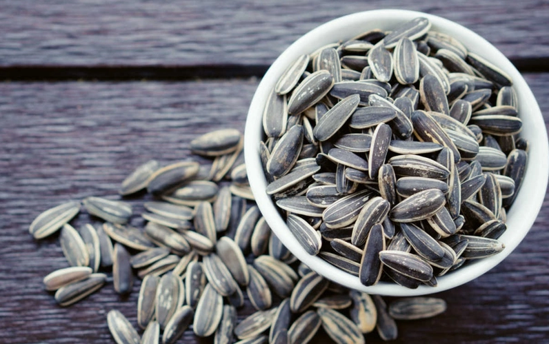 Hạt hướng dương nằm trong danh sách các loại hạt bà bầu không nên ăn khi không chế biến đúng cách