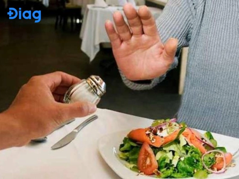 Không nên ăn nhạt quá mức gây thiếu muối trong khẩu phần ăn