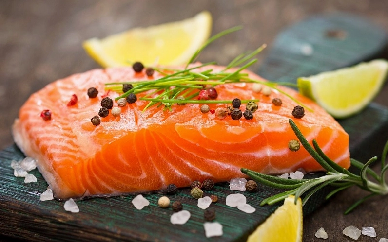 Mẹ nên ăn cá hồi thường xuyên để bổ sung omega-3 và DHA cho bé.
