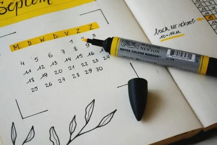 Minh họa cách viết tháng và năm trong tiếng Anh