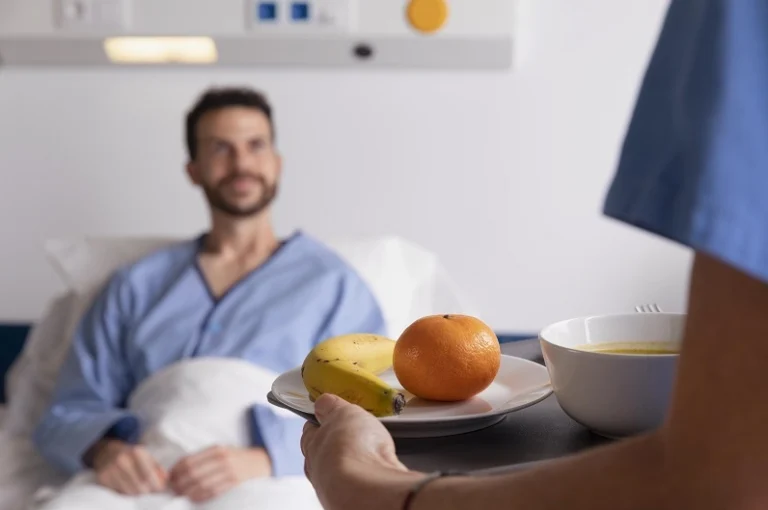 Mới Khâu Vết Thương Nên Ăn Gì? Bí Quyết Phục Hồi Nhanh Chóng