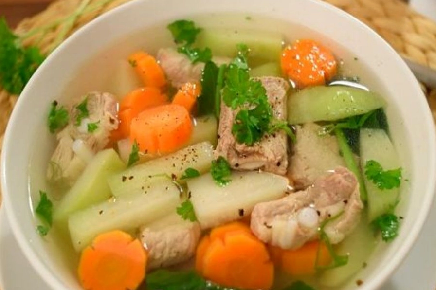 Món su su nấu sườn ngon miệng.
