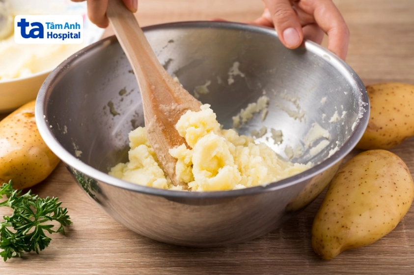ngộ độc thực phẩm nên ăn gì_ khoai tây có kết cấu mềm, giúp giảm áp lực hoạt động cho dạ dày